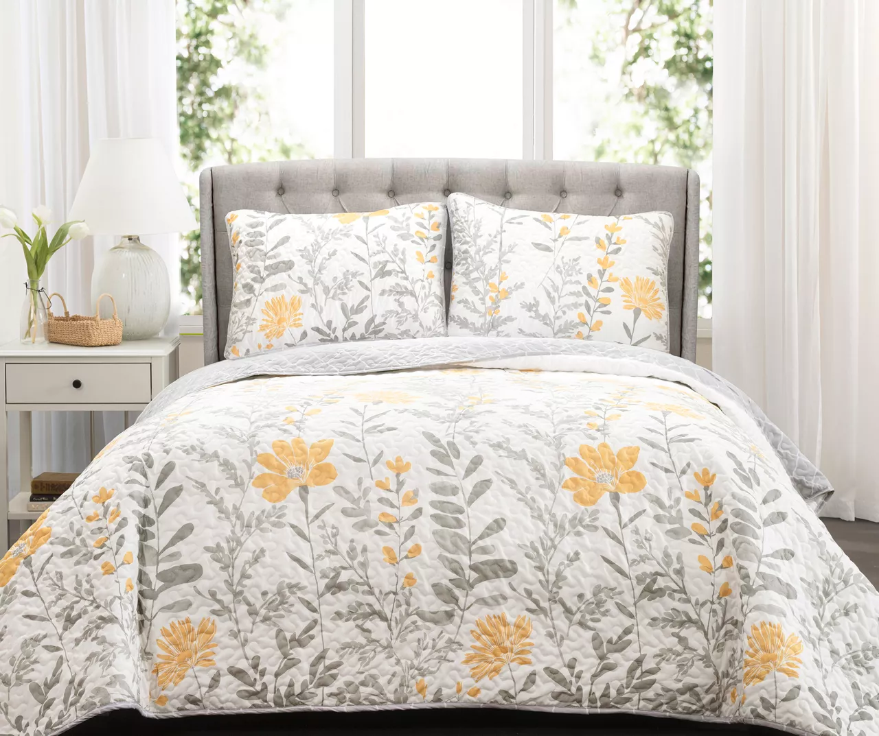 Aprile White & Yellow Floral Full/Queen 3-Piece Quilt Set 3 Aprile White & Yellow Floral Full/Queen 3-Piece Quilt Set