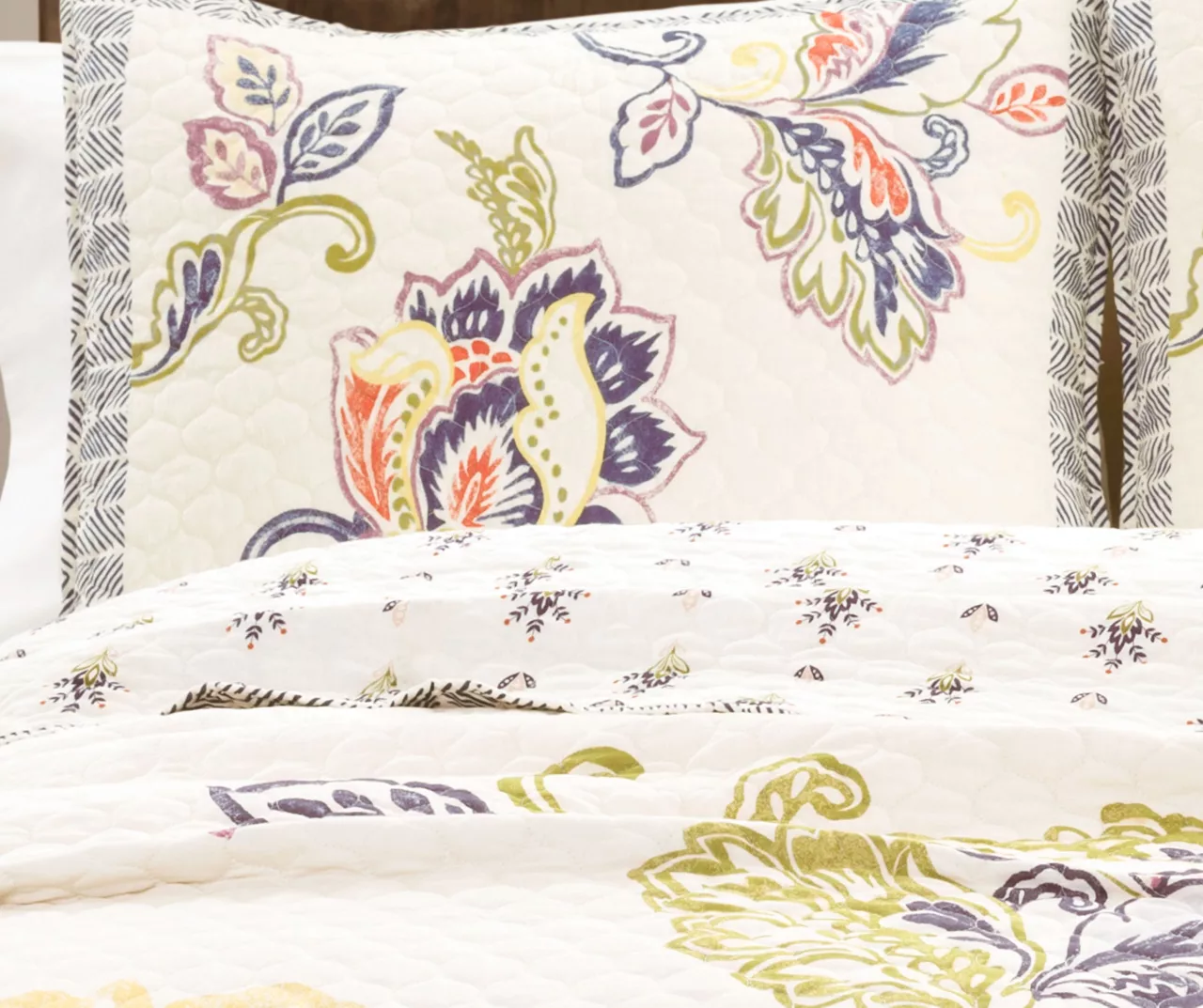 Aster Floral Reversible 3-Piece Quilt Set 4 Aster Floral Reversible 3-Piece Quilt Set - Image 2