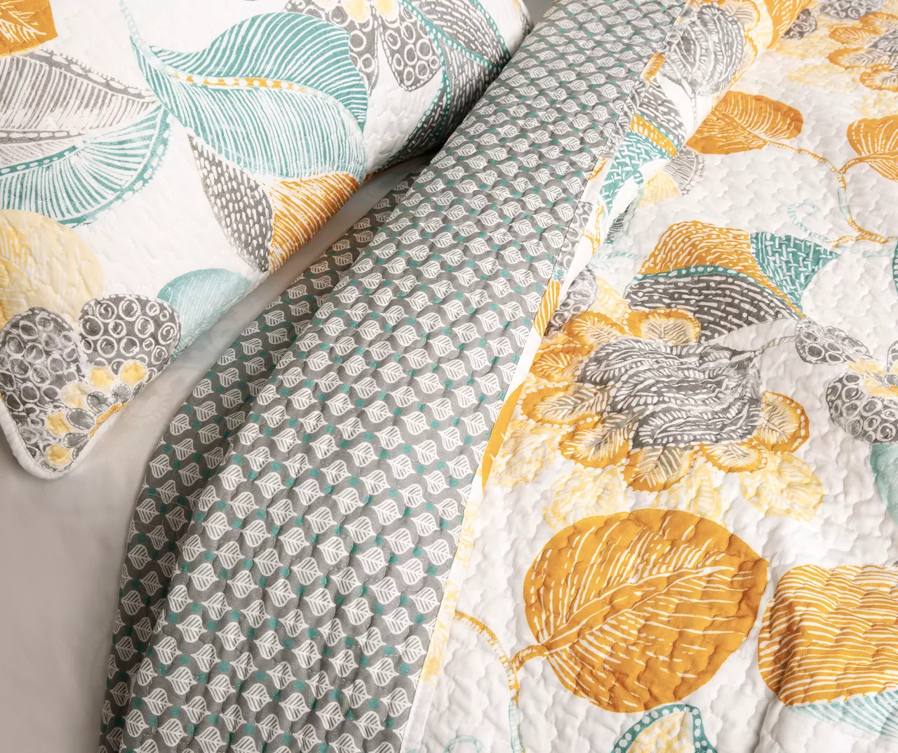 Layla Floral Reversible 3-Piece Quilt Set 8 Layla Floral Reversible 3-Piece Quilt Set - Image 6