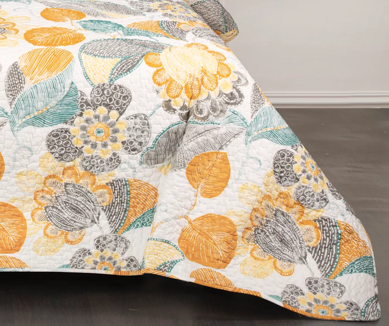 Layla Floral Reversible 3-Piece Quilt Set 7 Layla Floral Reversible 3-Piece Quilt Set - Image 5