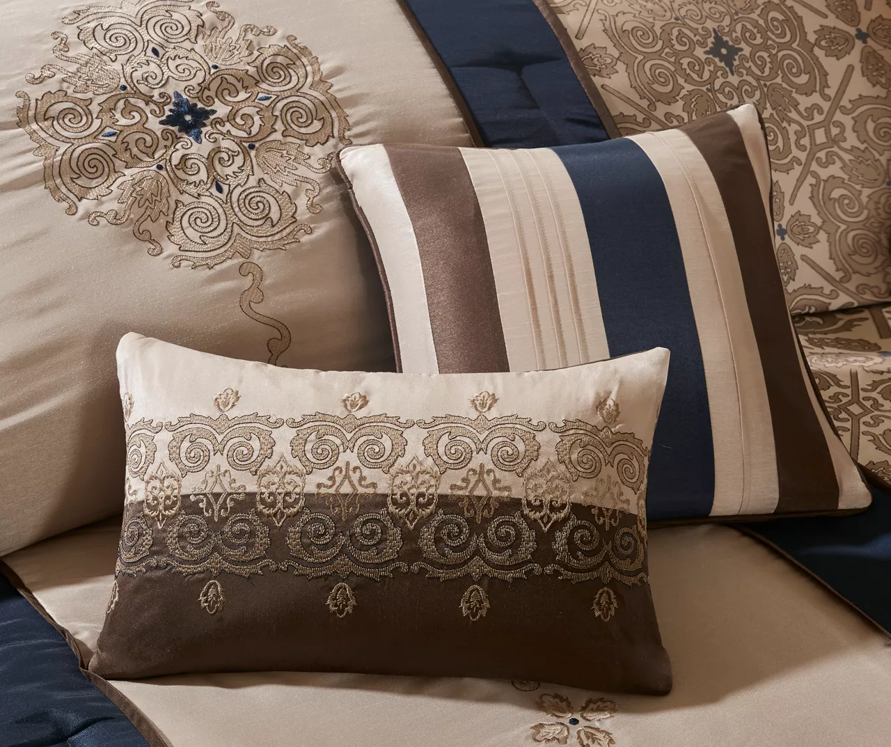 Perry Medallion Jaquard Comforter Set 12 Perry Medallion Jaquard Comforter Set - Image 10