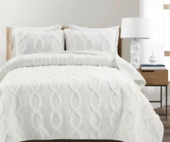 Avon White Ruffled Helix Pattern Full/Queen 3-Piece Quilt Set