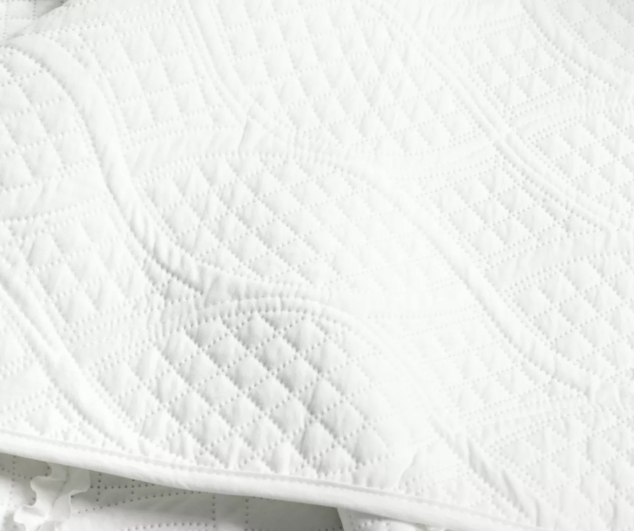 Avon White Ruffled Helix Pattern Full/Queen 3-Piece Quilt Set 6 Avon White Ruffled Helix Pattern Full/Queen 3-Piece Quilt Set - Image 4